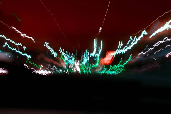 Abstraktní barevná neonová světla na nočním pozadí — Stock fotografie