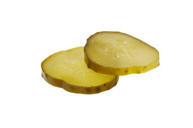 Beyaz arka plan üzerinde izole turşusu salatalık dilim.