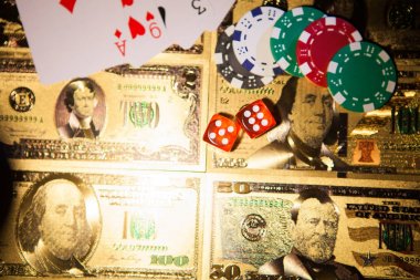 Casino kırmızı dices ve Casino Poker cips altın ABD Doları faturaları