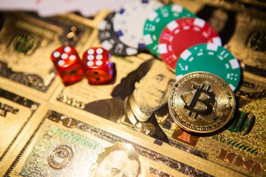 Renkli Casino cips, dolar, Bitcoin ve kırmızı zar