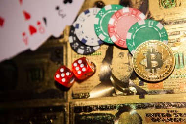Renkli Casino cips, dolar, Bitcoins ve kırmızı zar