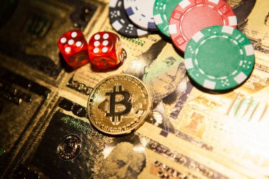 Renkli Casino cips, dolar, Bitcoins ve kırmızı zar