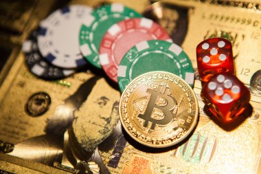 Renkli Casino cips, dolar, Bitcoins ve kırmızı zar