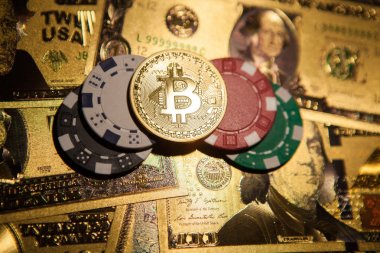 Renkli Casino cips, dolar, Bitcoins ve kırmızı zar