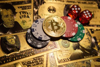 Renkli Casino cips, dolar, Bitcoins ve kırmızı zar