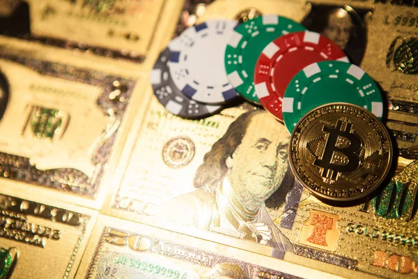 Renkli Casino cips, dolar, Bitcoins ve kırmızı zar