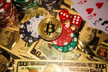 Renkli Casino cips, dolar, Bitcoins ve kırmızı zar