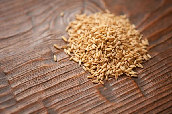 Foto de granos de trigo y harina en la mesa de madera — Foto de Stock