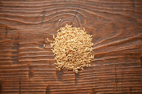 Foto de granos de trigo y harina en la mesa de madera — Foto de Stock