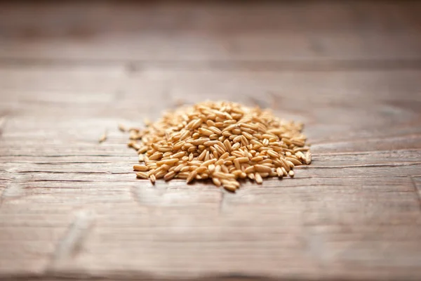 Foto de granos de trigo y harina en la mesa de madera — Foto de Stock