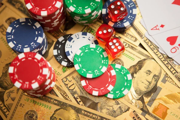 ゴールデン米ドル紙幣のカジノレッドサイコロとカジノポーカーチップ — ストック写真
