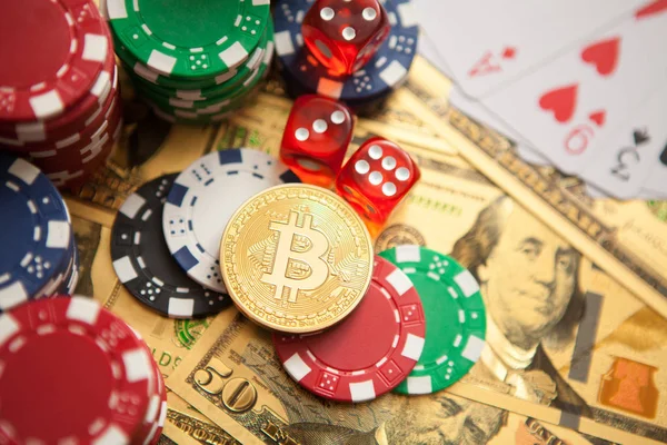 Renkli Casino cips, dolar, Bitcoins ve kırmızı zar