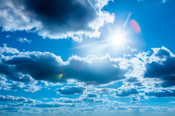 Cielo azul con nubes blancas en un día soleado. Contexto . —  Fotos de Stock