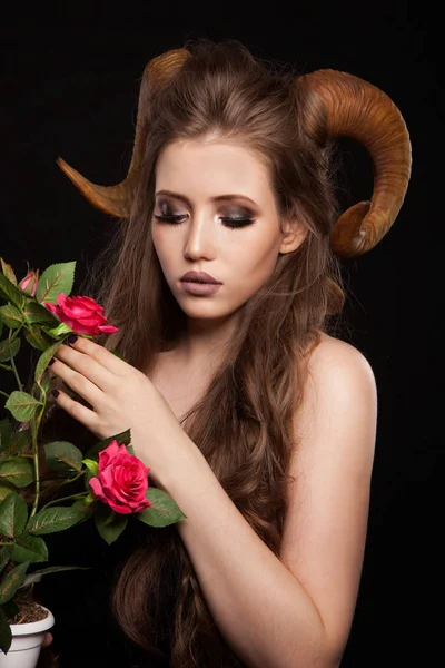 Portret van een aantrekkelijke demonenvrouw met hoorns — Stockfoto