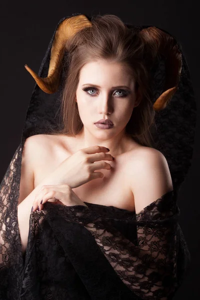 Boynuzlu çekici bir şeytan kadının portresi. — Stok fotoğraf