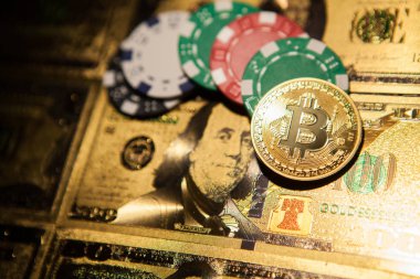 Renkli Casino cips, dolar, Bitcoins ve kırmızı zar
