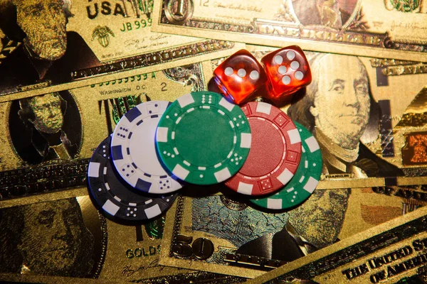 ゴールデン米ドル紙幣のカジノレッドサイコロとカジノポーカーチップ — ストック写真