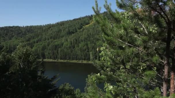 Letecký flythrough krásných hor a lesů a jezero — Stock video