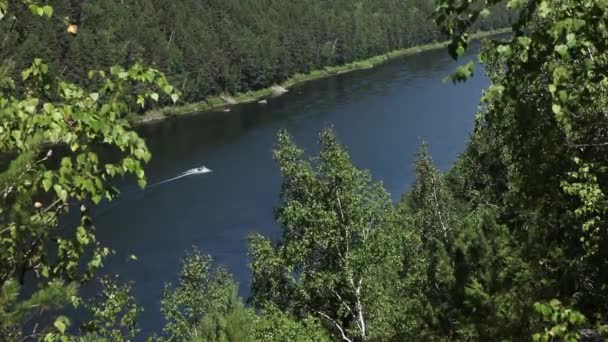 Vitorlás hajó a folyóparton. Szibériai erdőben. Légi tájkép. — Stock videók