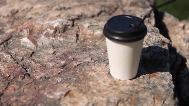 Tazza di carta di caffè su sfondo mattina naturale — Video Stock