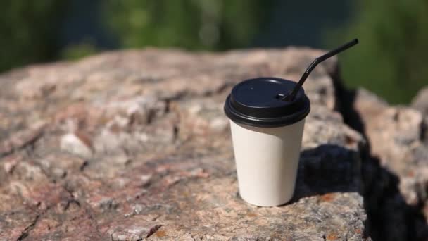 Χαρτί Κύπελλο καφέ σε φυσικό πρωί φόντο — Αρχείο Βίντεο