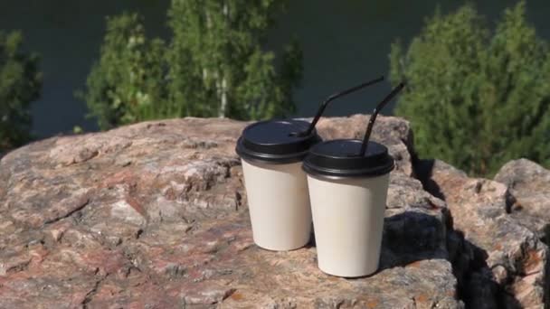Doğal sabah arka planda kahve kağıt bardak — Stok video