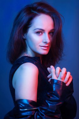 Neon gece ışıkları moda giyim giyinmiş çekici kadın.