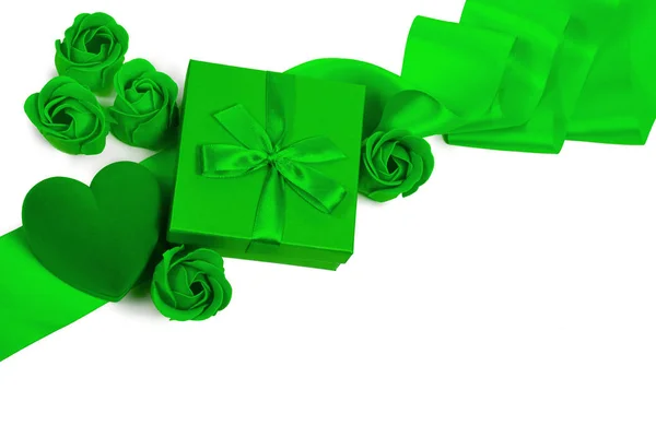 Confezione regalo, anello cuore confezione regalo e nastro verde isolato su bianco — Foto Stock