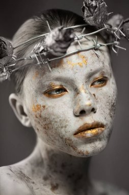 Şehit suretinde genç kadın moda Portrete