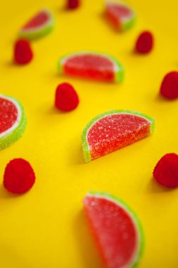 Sarı üzerinde karpuz şeklinde meyve jöle segmentleri