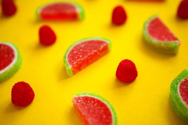 Los gajos de la jalea de frutas en forma de la sandía sobre amarillo —  Fotos de Stock