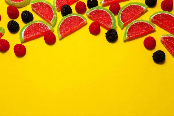 Los gajos de la jalea de frutas en forma de la sandía sobre amarillo —  Fotos de Stock