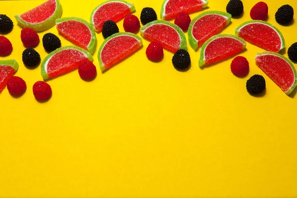 黄色のスイカの形のフルーツゼリーセグメント — ストック写真