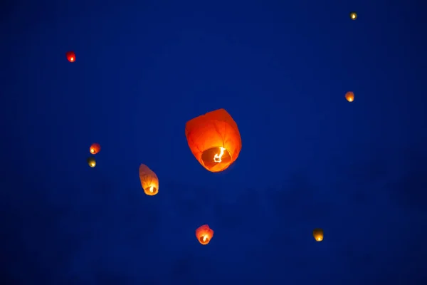 The Chinese lantern flies up highly in the sky. — Stock Photo, Image