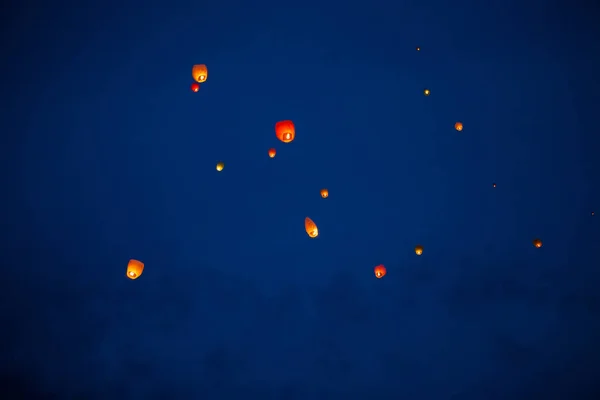 La linterna china vuela muy alto en el cielo. — Foto de Stock