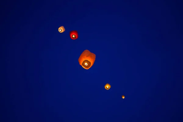 De Chinese lantaarn vliegt hoog in de lucht. — Stockfoto