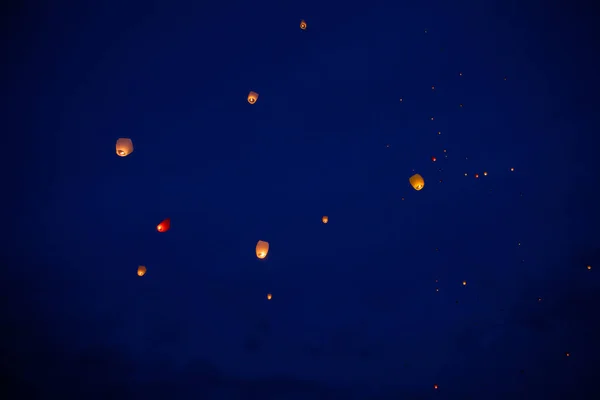 La linterna china vuela muy alto en el cielo. — Foto de Stock