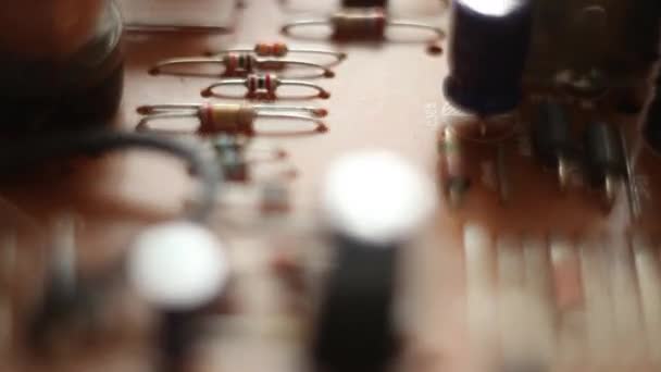 Detalle de una placa de circuito impreso electrónico — Vídeos de Stock
