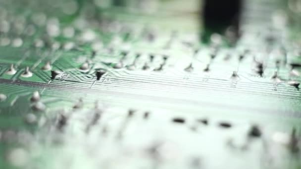 Macro-opname van de achterzijde van een circuit bord — Stockvideo