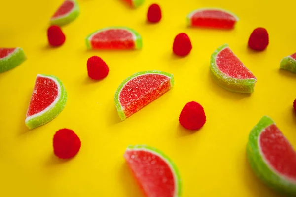 Segmenti di gelatina di frutto nella forma di anguria su giallo — Foto Stock