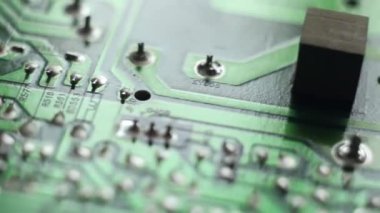 bir devre kartı arka yüzünde makro çekim