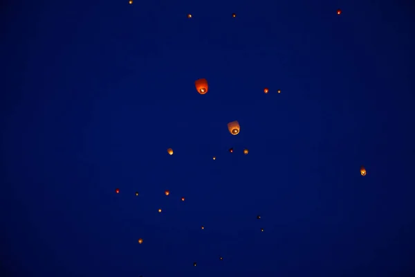 The Chinese lantern flies up highly in the sky. — Stock Photo, Image