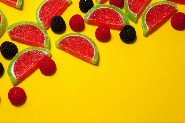 Sarı üzerinde karpuz şeklinde meyve jöle segmentleri — Stok fotoğraf