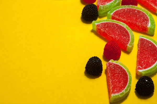 Fruchtgelee Segmente in Form von Wassermelone auf gelb — Stockfoto