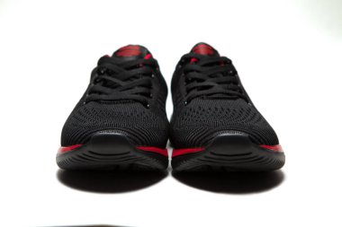 Beyaz arka planda izole edilmiş siyah spor ayakkabıları