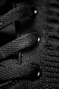 Spor ayakkabının yakından görünümü. Siyah ayakkabı bağcıkları closeup.