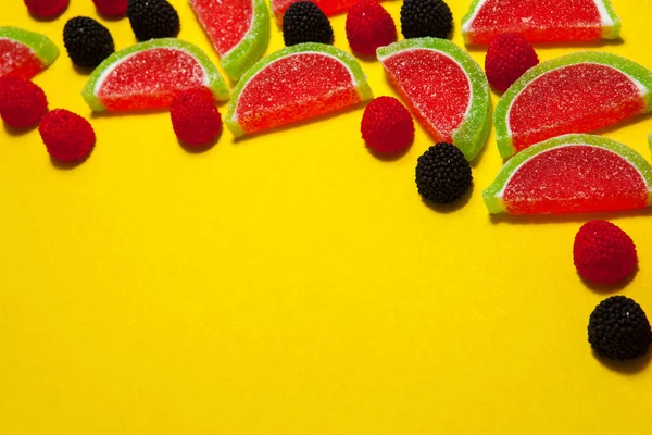 Sarı üzerinde karpuz şeklinde meyve jöle segmentleri — Stok fotoğraf