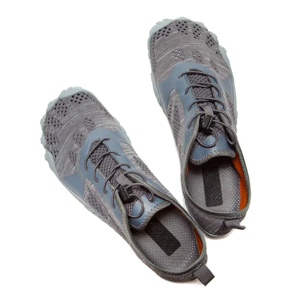 Sneakers grigie sportive isolate su sfondo bianco — Foto Stock