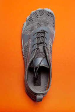 Turuncu arka planda bir spor gri spor spor ayakkabı
