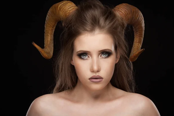 Retrato de una atractiva mujer demonio con cuernos — Foto de Stock